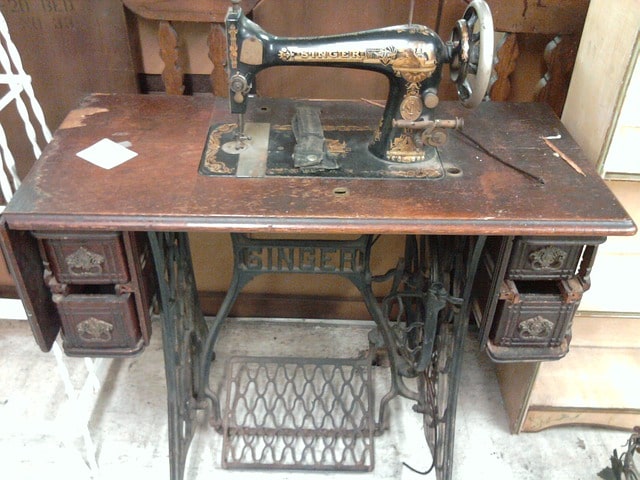 Máquina de coser de pie