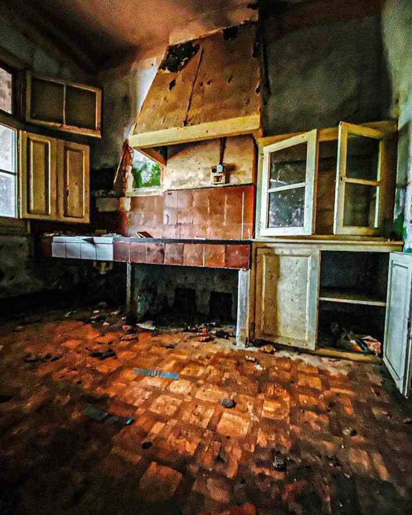 Cocina de casa abandonada